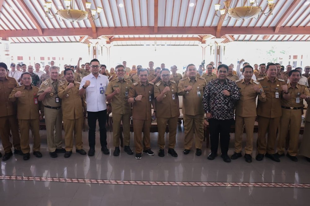 Program Inpres Jalan Daerah (IJD) dinilai mampu mendorong pertumbuhan ekonomi di Jawa Tengah melalui peningkatan konektivitas antarwilayah. Gubernur Ahmad Luthfi menyampaikan hal itu saat peresmian bantuan IJD di Pendopo Kabupaten Pati, Selasa (23/6/2026), dengan menegaskan bahwa pembangunan jalan menuju kawasan wisata, desa wisata, serta sentra ekonomi akan menjadi prioritas untuk memperluas akses, memperlancar distribusi, dan meningkatkan kesejahteraan masyarakat