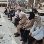 Pedagang daging sapi, bakso, sate, dan masakan Padang bersama Dinas Perdagangan Kota Salatiga menggelar pertemuan di Pasar Raya I Salatiga, Rabu (24/6/2026), untuk membahas dampak mogok jualan pedagang daging akibat minimnya pasokan sapi dan tingginya harga daging. Kondisi tersebut menyebabkan stok daging menipis, sejumlah usaha kuliner mengurangi operasional bahkan tutup sementara, sehingga pemerintah mengusulkan intervensi pasokan dari daerah penghasil sapi melalui koordinasi dengan Pemerintah Provinsi Jawa Tengah.