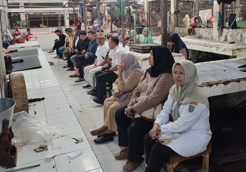 Pedagang daging sapi, bakso, sate, dan masakan Padang bersama Dinas Perdagangan Kota Salatiga menggelar pertemuan di Pasar Raya I Salatiga, Rabu (24/6/2026), untuk membahas dampak mogok jualan pedagang daging akibat minimnya pasokan sapi dan tingginya harga daging. Kondisi tersebut menyebabkan stok daging menipis, sejumlah usaha kuliner mengurangi operasional bahkan tutup sementara, sehingga pemerintah mengusulkan intervensi pasokan dari daerah penghasil sapi melalui koordinasi dengan Pemerintah Provinsi Jawa Tengah.