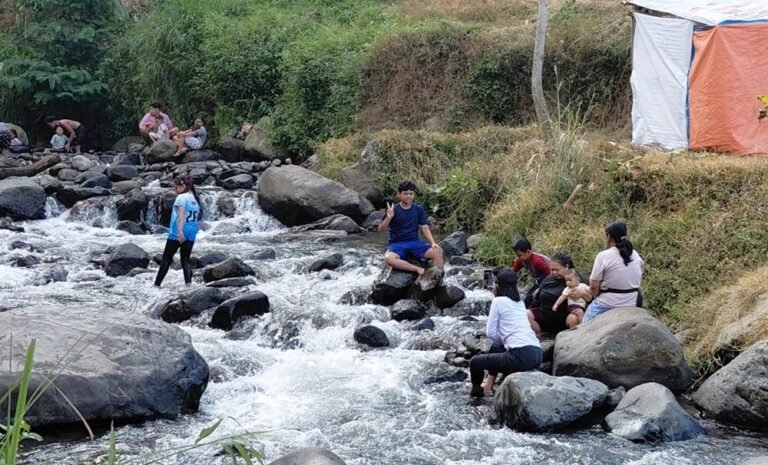 Lokasi wisata alam baru di perbatasan Desa Lerep dan Desa Kalisidi, Kecamatan Ungaran Barat, Kabupaten Semarang, ramai dikunjungi wisatawan setelah viral di media sosial dalam tiga pekan terakhir. Popularitas kawasan dengan aliran air jernih dari lereng Gunung Ungaran itu bermula dari konten yang dibuat Karang Taruna Desa Lerep bersama mahasiswa KKN UPGRIS dan UNNES.