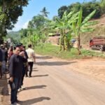 DPRD Kabupaten Semarang menindaklanjuti keluhan warga Desa Tlompakan, Kecamatan Tuntang, terkait kerusakan jalan akibat aktivitas truk pengangkut material tambang galian C. Setelah inspeksi lapangan pada 16 Juni 2026, DPRD menemukan kerusakan cukup parah serta pelanggaran operasional truk, dan meminta perusahaan segera memperbaiki jalan atau berisiko menghadapi rekomendasi peninjauan ulang izin.