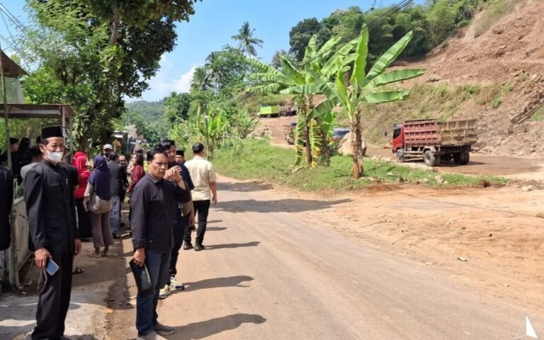 DPRD Kabupaten Semarang menindaklanjuti keluhan warga Desa Tlompakan, Kecamatan Tuntang, terkait kerusakan jalan akibat aktivitas truk pengangkut material tambang galian C. Setelah inspeksi lapangan pada 16 Juni 2026, DPRD menemukan kerusakan cukup parah serta pelanggaran operasional truk, dan meminta perusahaan segera memperbaiki jalan atau berisiko menghadapi rekomendasi peninjauan ulang izin.