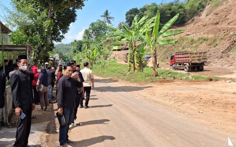 DPRD Kabupaten Semarang menindaklanjuti keluhan warga Desa Tlompakan, Kecamatan Tuntang, terkait kerusakan jalan akibat aktivitas truk pengangkut material tambang galian C. Setelah inspeksi lapangan pada 16 Juni 2026, DPRD menemukan kerusakan cukup parah serta pelanggaran operasional truk, dan meminta perusahaan segera memperbaiki jalan atau berisiko menghadapi rekomendasi peninjauan ulang izin.