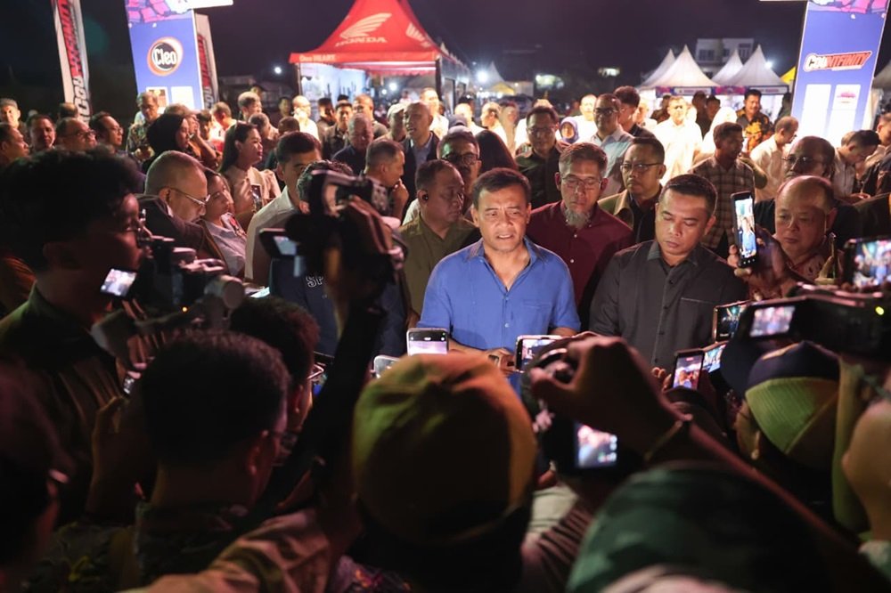 Jateng Fair 2026 di kawasan PRPP Semarang menjadi destinasi favorit liburan sekolah dengan menghadirkan pameran inovasi, produk UMKM, konser musik, wahana keluarga, dan nonton bareng Piala Dunia 2026 hingga 5 Juli. Direktur Utama PT PRPP Jawa Tengah (Perseroda), Shafigh Pahlevi Lontoh, menargetkan 150 ribu pengunjung selama penyelenggaraan, sementara Gubernur Jawa Tengah Ahmad Luthfi berharap ajang ini mampu memperkuat UMKM, mendorong inovasi, dan meningkatkan pertumbuhan ekonomi daerah