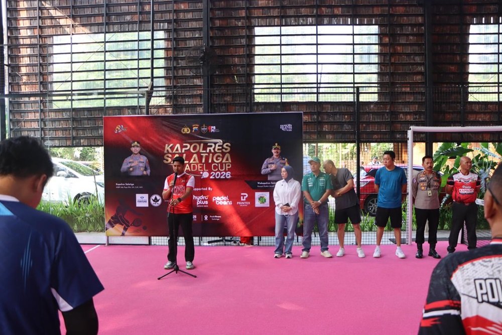 Sebanyak 56 atlet kategori beginner putra dan putri dari sejumlah kota di Indonesia mengikuti Kapolres Salatiga Padel Cup 2026 di Padel Beans, Salatiga, Sabtu-Minggu (27–28/6). Kejuaraan yang digelar Polres Salatiga bersama Pengurus Besar Padel Indonesia Kota Salatiga ini menjadi bagian dari peringatan Hari Bhayangkara sekaligus upaya memperkenalkan olahraga padel serta mendorong pembinaan atlet muda.