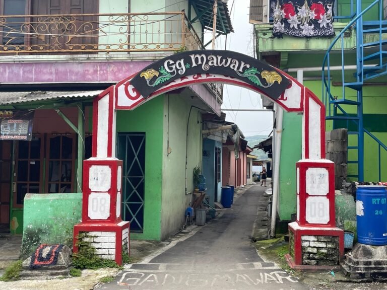 Dinas Sosial Kabupaten Semarang mengungkap sejarah berkembangnya kawasan Tegal Panas dan Gembol yang kini dikenal sebagai lokasi karaoke dan praktik prostitusi terselubung. Kepala Dinsos Istichomah menjelaskan, Jumat (26/6/2026), kedua kawasan bermula dari warung bagi pengguna jalan dan sopir truk, lalu berkembang menjadi usaha hiburan tanpa izin. Dinsos berfokus pada pendampingan penyintas HIV/AIDS, pelatihan keterampilan, serta penanganan dampak sosial, sementara penertiban menjadi kewenangan Satpol PP.