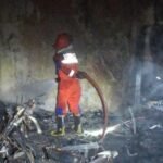 Sebuah rumah milik Paidi (65) di Dusun Kalangan RT 01 RW 05, Desa Sukoharjo, Kecamatan Pabelan, Kabupaten Semarang, terbakar pada Senin (8/6/2026) dini hari. Kebakaran diketahui setelah warga mendengar teriakan dari rumah korban dan segera menghubungi petugas pemadam kebakaran. Tim Damkar dari sejumlah pos diterjunkan ke lokasi dan berhasil memadamkan api sekitar pukul 04.34 WIB sehingga kebakaran tidak meluas. Tidak ada korban jiwa maupun luka dalam kejadian tersebut, sementara penyebab kebakaran masih dalam penyelidikan.