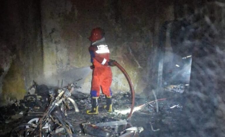Sebuah rumah milik Paidi (65) di Dusun Kalangan RT 01 RW 05, Desa Sukoharjo, Kecamatan Pabelan, Kabupaten Semarang, terbakar pada Senin (8/6/2026) dini hari. Kebakaran diketahui setelah warga mendengar teriakan dari rumah korban dan segera menghubungi petugas pemadam kebakaran. Tim Damkar dari sejumlah pos diterjunkan ke lokasi dan berhasil memadamkan api sekitar pukul 04.34 WIB sehingga kebakaran tidak meluas. Tidak ada korban jiwa maupun luka dalam kejadian tersebut, sementara penyebab kebakaran masih dalam penyelidikan.