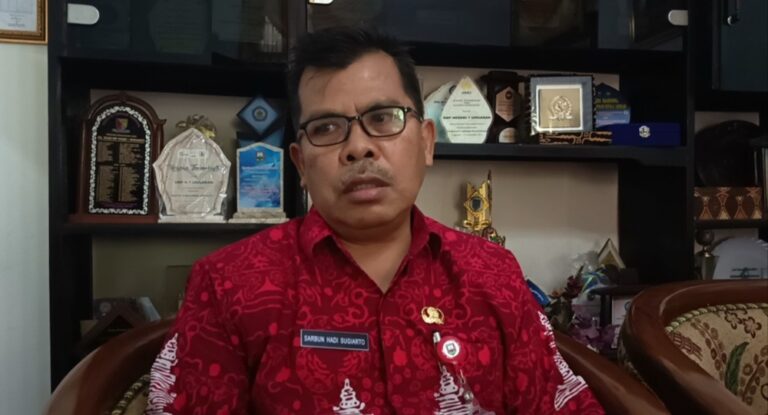 SMP Negeri 2 Ungaran memastikan tidak pernah menjual maupun mengadakan seragam bagi peserta didik baru setelah muncul isu dugaan pungutan seragam. Pada Kamis (25/6/2026), pihak sekolah menyatakan seluruh dana titipan dari sekitar 50 wali murid telah diperintahkan untuk dikembalikan, sementara Pemerintah Kabupaten Semarang menegaskan sekolah wajib mematuhi aturan yang melarang pengadaan dan penjualan seragam di lingkungan pendidikan.