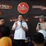Menteri Perdagangan Budi Santoso mengajak pelaku UMKM di Kota Salatiga memanfaatkan program Kementerian Perdagangan untuk memperluas pasar hingga ekspor saat berdiskusi dengan puluhan pelaku usaha kuliner, fesyen, dan kerajinan di Argotelo Salatiga, Kamis (18/6/2026), melalui pelatihan, business matching, hingga akses jaringan perdagangan internasional.
