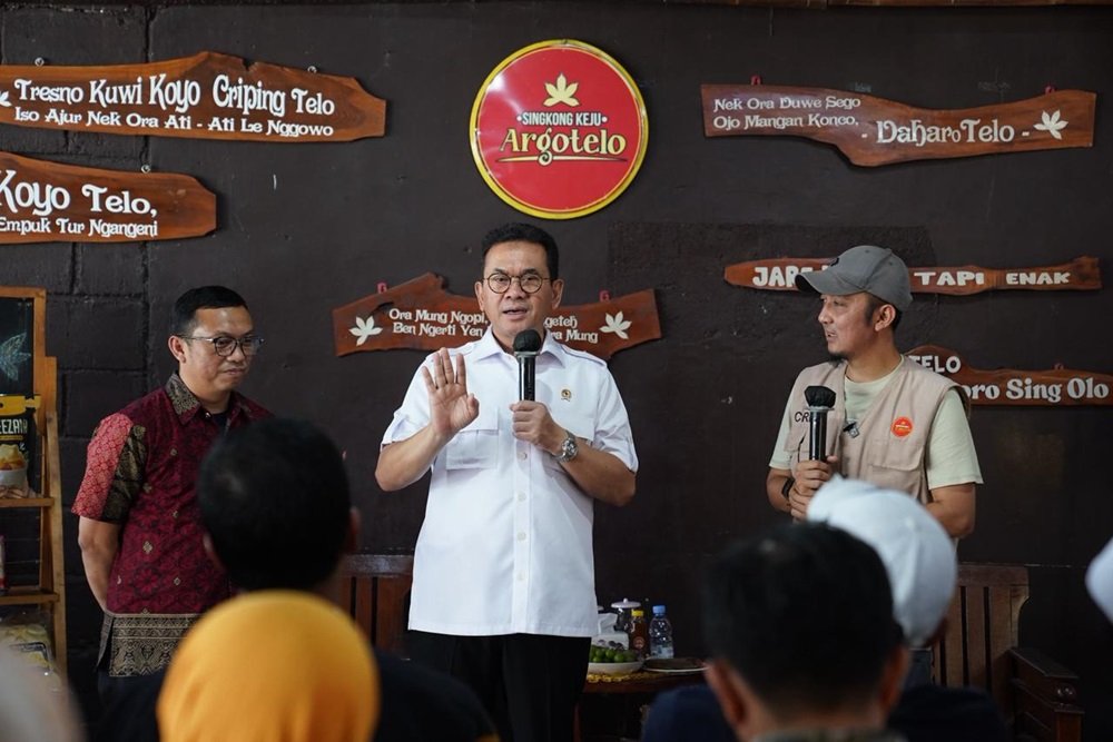 Menteri Perdagangan Budi Santoso mengajak pelaku UMKM di Kota Salatiga memanfaatkan program Kementerian Perdagangan untuk memperluas pasar hingga ekspor saat berdiskusi dengan puluhan pelaku usaha kuliner, fesyen, dan kerajinan di Argotelo Salatiga, Kamis (18/6/2026), melalui pelatihan, business matching, hingga akses jaringan perdagangan internasional.