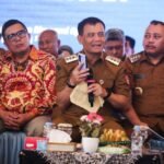 Gubernur Jawa Tengah Ahmad Luthfi bergerak mencari solusi bagi masyarakat pesisir yang terdampak rob dengan menghubungi Menteri Kelautan dan Perikanan Sakti Wahyu Trenggono saat Rembug Pembangunan Provinsi Jawa Tengah 2026 di Kota Tegal, Senin (22/6/2026). Langkah ini dilakukan untuk mengembangkan budidaya nila salin di lahan terdampak rob agar tetap produktif dan mampu menjaga sumber penghasilan masyarakat pesisir.
