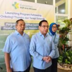 Pemerintah mengubah strategi penanggulangan tuberkulosis (TBC) dengan melakukan skrining aktif dari rumah ke rumah guna menemukan 1,08 juta kasus sepanjang 2026. Kebijakan tersebut disampaikan Wakil Menteri Kesehatan dr. Benjamin Paulus Octavianus di RS Paru dr. Ario Wirawan Salatiga, Senin (29/6/2026), karena hingga pertengahan tahun baru sekitar 800 ribu penderita terdeteksi sehingga percepatan penemuan kasus diperlukan untuk memutus rantai penularan dan meningkatkan keberhasilan pengobatan.