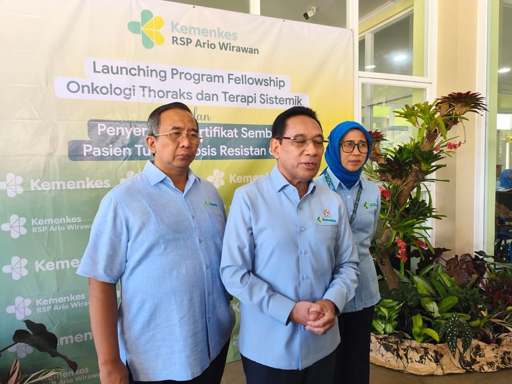 Pemerintah mengubah strategi penanggulangan tuberkulosis (TBC) dengan melakukan skrining aktif dari rumah ke rumah guna menemukan 1,08 juta kasus sepanjang 2026. Kebijakan tersebut disampaikan Wakil Menteri Kesehatan dr. Benjamin Paulus Octavianus di RS Paru dr. Ario Wirawan Salatiga, Senin (29/6/2026), karena hingga pertengahan tahun baru sekitar 800 ribu penderita terdeteksi sehingga percepatan penemuan kasus diperlukan untuk memutus rantai penularan dan meningkatkan keberhasilan pengobatan.