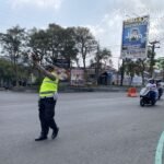 Pemadaman listrik bergilir pada Rabu (24/6/2026) menyebabkan traffic light di Perempatan Jetis, Kota Salatiga, tidak berfungsi dan berpotensi memicu kemacetan serta kecelakaan lalu lintas. Menanggapi kondisi tersebut, Satlantas Polres Salatiga menerjunkan lima personel untuk melakukan pengaturan arus kendaraan secara manual, membantu penyeberang jalan, serta memberikan imbauan keselamatan hingga pasokan listrik kembali normal dan lampu lalu lintas beroperasi kembali.