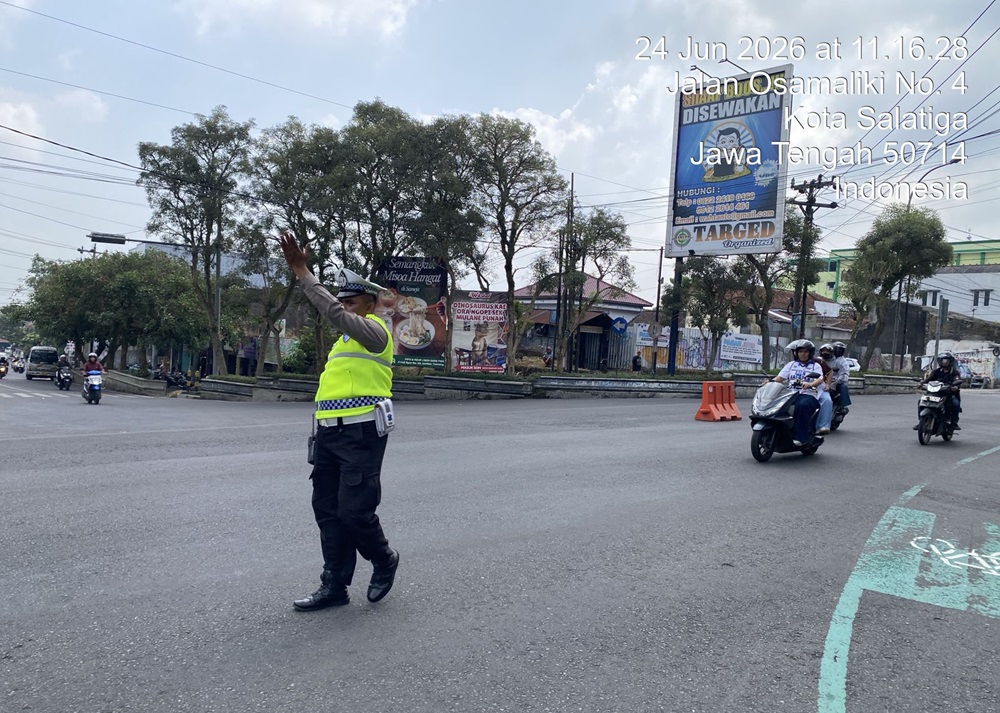 Pemadaman listrik bergilir pada Rabu (24/6/2026) menyebabkan traffic light di Perempatan Jetis, Kota Salatiga, tidak berfungsi dan berpotensi memicu kemacetan serta kecelakaan lalu lintas. Menanggapi kondisi tersebut, Satlantas Polres Salatiga menerjunkan lima personel untuk melakukan pengaturan arus kendaraan secara manual, membantu penyeberang jalan, serta memberikan imbauan keselamatan hingga pasokan listrik kembali normal dan lampu lalu lintas beroperasi kembali.