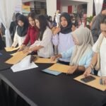 Ribuan pencari kerja, mayoritas lulusan baru, memadati Job Fair 2026 yang digelar Dinas Tenaga Kerja Kabupaten Semarang, Rabu (3/6/2026). Sebanyak 26 perusahaan membuka 6.969 lowongan kerja dari berbagai sektor, sementara para peserta mengeluhkan syarat pengalaman kerja yang masih menjadi kendala utama bagi fresh graduate dalam memasuki dunia kerja.