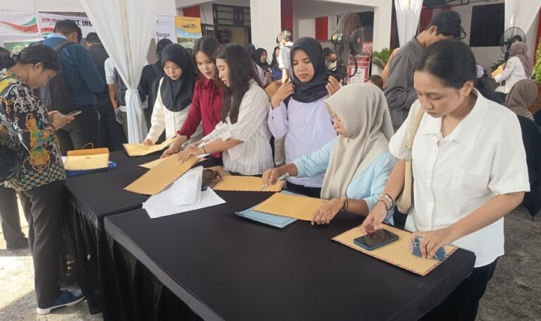 Ribuan pencari kerja, mayoritas lulusan baru, memadati Job Fair 2026 yang digelar Dinas Tenaga Kerja Kabupaten Semarang, Rabu (3/6/2026). Sebanyak 26 perusahaan membuka 6.969 lowongan kerja dari berbagai sektor, sementara para peserta mengeluhkan syarat pengalaman kerja yang masih menjadi kendala utama bagi fresh graduate dalam memasuki dunia kerja.