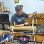 Doni Prasetyo menggelar ritual jamasan puluhan keris di rumahnya di Butuh, Kutowinangun Lor, Kota Salatiga, pada malam 1 Suro sebagai tradisi tahunan perawatan pusaka. Dengan membersihkan bilah keris menggunakan jeruk nipis dan air kembang yang disertai doa, tradisi ini dilakukan untuk merawat, menghormati, dan melestarikan warisan budaya Jawa yang diwariskan lintas generasi.