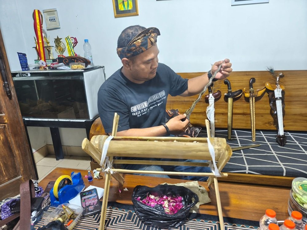 Doni Prasetyo menggelar ritual jamasan puluhan keris di rumahnya di Butuh, Kutowinangun Lor, Kota Salatiga, pada malam 1 Suro sebagai tradisi tahunan perawatan pusaka. Dengan membersihkan bilah keris menggunakan jeruk nipis dan air kembang yang disertai doa, tradisi ini dilakukan untuk merawat, menghormati, dan melestarikan warisan budaya Jawa yang diwariskan lintas generasi.