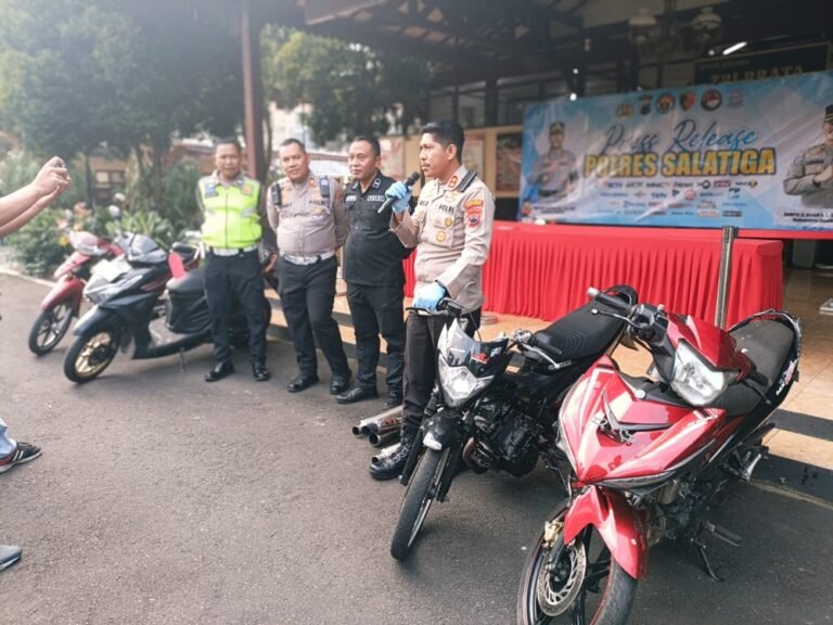 Polres Salatiga berhasil mengungkap kasus pencurian sepeda motor milik pedagang tempe di kawasan Pasar Pagi Salatiga yang terjadi pada 4 Mei 2026. Pelaku berinisial CN, warga Banyubiru, Kabupaten Semarang, ditangkap bersama sejumlah barang bukti setelah polisi melakukan penyelidikan berdasarkan rekaman CCTV dan laporan korban.