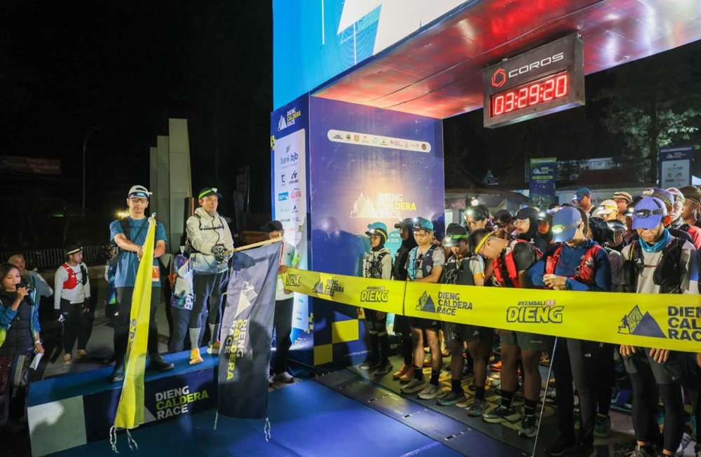 Dieng Caldera Race 2026 yang berlangsung pada 19–21 Juni di kawasan Dieng, Jawa Tengah, menarik ribuan pelari dari berbagai daerah dan mancanegara. Kategori 25K menjadi favorit karena menghadirkan rute baru menuju puncak Gunung Sindoro yang lebih menantang. Peserta harus menghadapi elevasi ekstrem dan suhu dingin pegunungan, namun tetap disuguhi panorama alam khas Dieng yang memukau sepanjang lintasan.