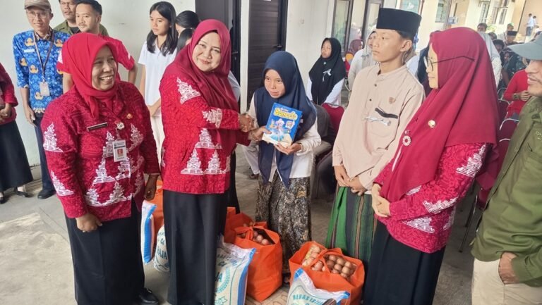 Pemerintah Kabupaten Semarang menyalurkan bantuan pemenuhan kebutuhan layak kepada 121 anak yatim dan anak dari keluarga kurang mampu di Kantor Dinsos Kabupaten Semarang, Kamis (25/6/2026). Bantuan hasil kolaborasi Dinas Sosial dengan Sentra Antasena Kementerian Sosial ini diberikan kepada anak-anak penerima kategori desil 1 hingga 5 untuk mendukung kebutuhan sekolah, kesehatan, dan kesejahteraan mereka bertepatan dengan momentum Muharam.