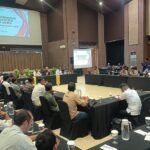 Program Makan Bergizi Gratis (MBG) dinilai belum mampu mendongkrak kesejahteraan peternak ayam rakyat karena pasokan masih didominasi broker dan pelaku usaha besar. Dalam rapat koordinasi PINSAR Indonesia di Kabupaten Semarang, Selasa, peternak mengeluhkan harga ayam hidup yang anjlok hingga jauh di bawah harga acuan akibat surplus produksi nasional dan lemahnya pengawasan tata niaga.