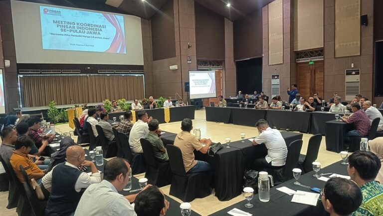 Program Makan Bergizi Gratis (MBG) dinilai belum mampu mendongkrak kesejahteraan peternak ayam rakyat karena pasokan masih didominasi broker dan pelaku usaha besar. Dalam rapat koordinasi PINSAR Indonesia di Kabupaten Semarang, Selasa, peternak mengeluhkan harga ayam hidup yang anjlok hingga jauh di bawah harga acuan akibat surplus produksi nasional dan lemahnya pengawasan tata niaga.