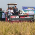 Produksi padi Jawa Tengah hingga Juli 2026 diproyeksikan mencapai 6,69 juta ton gabah kering giling (GKG) atau 63,43 persen dari target 10,5 juta ton. Gubernur Ahmad Luthfi menyampaikan capaian tersebut saat panen raya di Sukoharjo, Rabu (24/6/2026), sekaligus meminta seluruh daerah mengantisipasi potensi kemarau panjang melalui pipanisasi, pembangunan sumur, distribusi pompa air, dan penguatan sarana pertanian guna menjaga produktivitas serta ketahanan pangan.