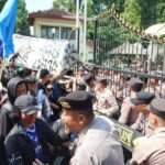 Panas Sebentar, Aksi Demo di Gedung DPRD Salatiga Mahasiswa-Polisi Saling Dorong