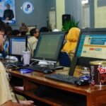 Wali Kota Salatiga, dr. Robby Hernawan, resmi membuka pelaksanaan Sistem Penerimaan Murid Baru (SPMB) Tahun Ajaran 2026/2027 di Aula Ganesha Dinas Pendidikan Kota Salatiga, Selasa (2/6/2026). Pembukaan SPMB menandai dimulainya persaingan ribuan calon siswa untuk masuk sekolah favorit melalui proses seleksi yang berlangsung secara daring pada 2–4 Juni 2026 dengan prinsip objektif, transparan, akuntabel, dan berkeadilan.