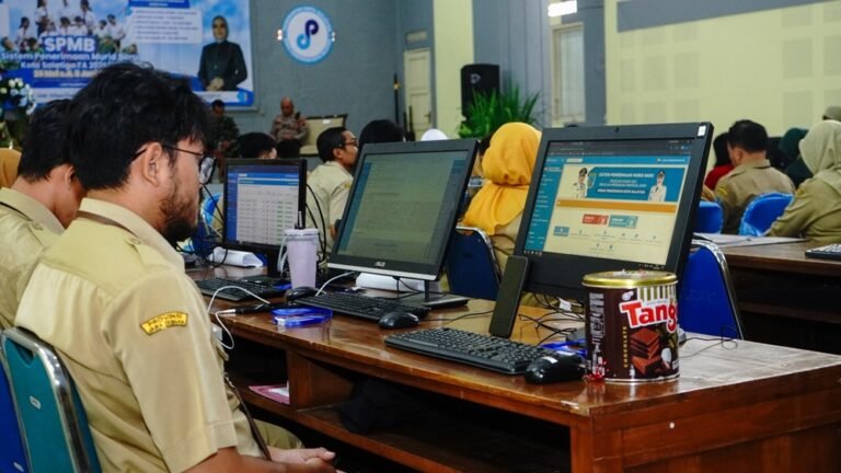 Wali Kota Salatiga, dr. Robby Hernawan, resmi membuka pelaksanaan Sistem Penerimaan Murid Baru (SPMB) Tahun Ajaran 2026/2027 di Aula Ganesha Dinas Pendidikan Kota Salatiga, Selasa (2/6/2026). Pembukaan SPMB menandai dimulainya persaingan ribuan calon siswa untuk masuk sekolah favorit melalui proses seleksi yang berlangsung secara daring pada 2–4 Juni 2026 dengan prinsip objektif, transparan, akuntabel, dan berkeadilan.