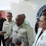 Menteri HAM RI Natalius Pigai menyatakan pemerintah tengah menyiapkan Undang-Undang Neuro Rights guna melindungi privasi, kebebasan, dan martabat manusia dari dampak perkembangan teknologi serta kecerdasan buatan. Pernyataan itu disampaikan usai Festival HAM di Universitas Kristen Satya Wacana, Kamis (11/6/2026), saat pembahasan RUU disebut telah memasuki tahap akhir harmonisasi lintas kementerian dan lembaga.