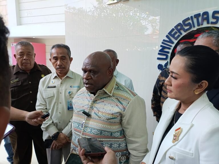 Menteri HAM RI Natalius Pigai menyatakan pemerintah tengah menyiapkan Undang-Undang Neuro Rights guna melindungi privasi, kebebasan, dan martabat manusia dari dampak perkembangan teknologi serta kecerdasan buatan. Pernyataan itu disampaikan usai Festival HAM di Universitas Kristen Satya Wacana, Kamis (11/6/2026), saat pembahasan RUU disebut telah memasuki tahap akhir harmonisasi lintas kementerian dan lembaga.