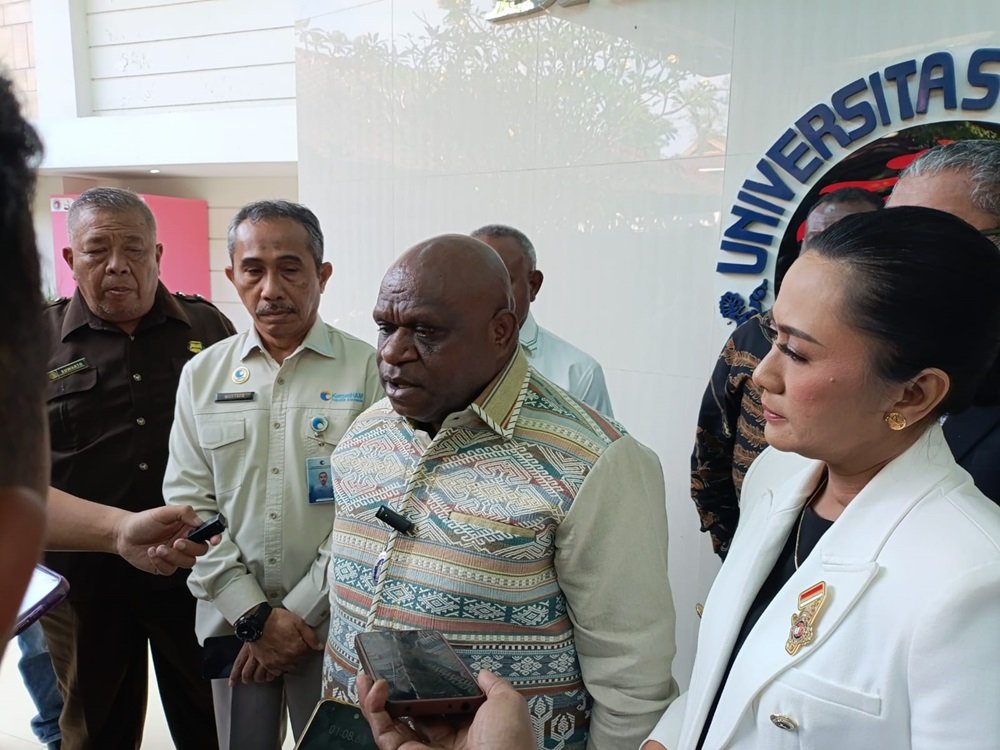 Menteri HAM RI Natalius Pigai menyatakan pemerintah tengah menyiapkan Undang-Undang Neuro Rights guna melindungi privasi, kebebasan, dan martabat manusia dari dampak perkembangan teknologi serta kecerdasan buatan. Pernyataan itu disampaikan usai Festival HAM di Universitas Kristen Satya Wacana, Kamis (11/6/2026), saat pembahasan RUU disebut telah memasuki tahap akhir harmonisasi lintas kementerian dan lembaga.
