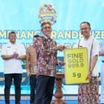 Pemerintah Provinsi Jawa Tengah mengundi Gebyar Hadiah Samsat 2026 periode I di Gedung Gradhika Bhakti Praja, Semarang, Jumat (26/6), sebagai bentuk apresiasi kepada wajib pajak kendaraan bermotor yang taat. Pengundian yang dipimpin Sekda Jawa Tengah, Sumarno, membagikan hadiah senilai Rp385,5 juta dan emas 22,5 gram guna mendorong kepatuhan masyarakat serta mendukung digitalisasi pembayaran pajak melalui QRIS Bank Jateng.