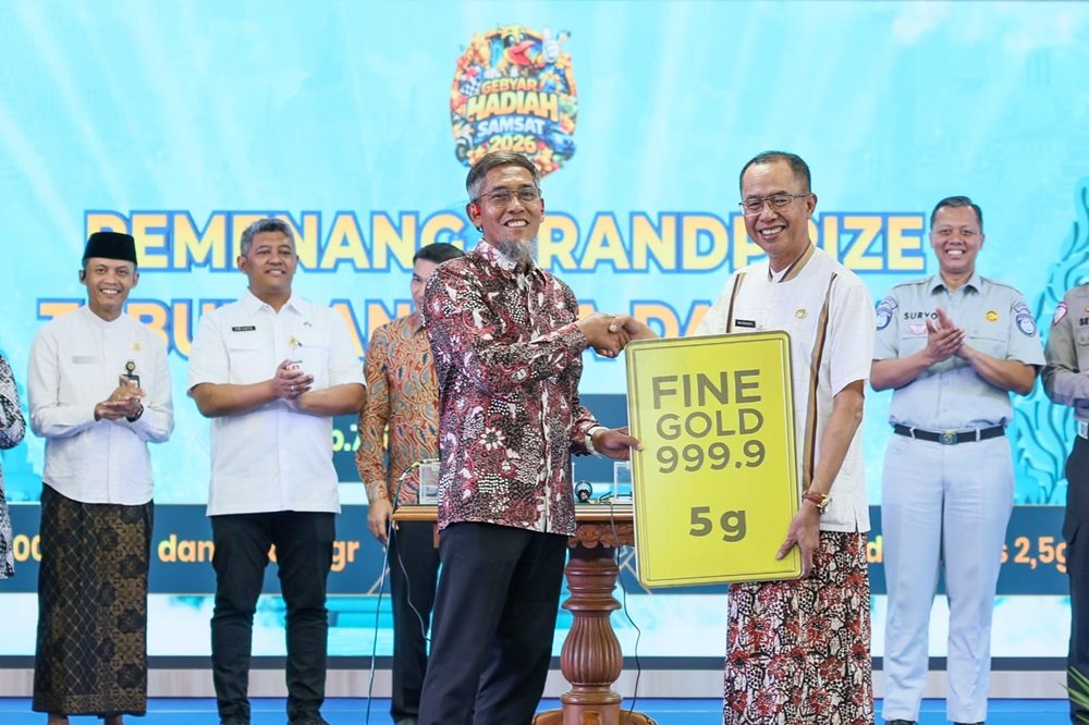 Pemerintah Provinsi Jawa Tengah mengundi Gebyar Hadiah Samsat 2026 periode I di Gedung Gradhika Bhakti Praja, Semarang, Jumat (26/6), sebagai bentuk apresiasi kepada wajib pajak kendaraan bermotor yang taat. Pengundian yang dipimpin Sekda Jawa Tengah, Sumarno, membagikan hadiah senilai Rp385,5 juta dan emas 22,5 gram guna mendorong kepatuhan masyarakat serta mendukung digitalisasi pembayaran pajak melalui QRIS Bank Jateng.
