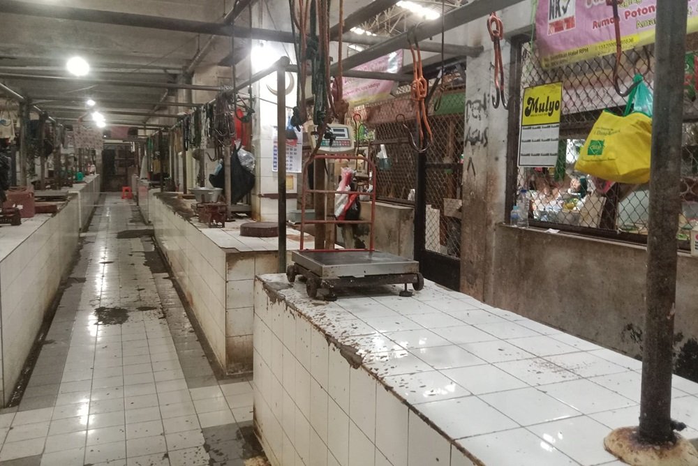 Sebanyak 70 pedagang daging sapi di Pasar Raya Salatiga menghentikan aktivitas jual beli selama lima hari, 22–26 Juni 2026, akibat kelangkaan pasokan sapi yang memicu kenaikan harga daging hingga Rp140.000 per kilogram. Pedagang mengaku penjualan menurun karena konsumen beralih ke bahan pangan lain, sehingga mereka meminta pemerintah turun tangan untuk menstabilkan harga dan menjaga keberlangsungan usaha.