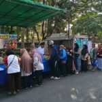 Ratusan warga memadati operasi pasar murah yang digelar Dinas Perdagangan di kawasan Kridanggo, Salatiga, Senin (15/6/2026), untuk membeli kebutuhan pokok dengan harga lebih rendah dari pasaran. Sebanyak 500 kilogram beras dari Bulog habis terjual dalam 20 menit, sementara panitia membatasi pembelian setiap item agar distribusi merata dan membantu menekan kenaikan harga pangan.