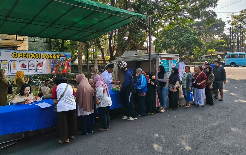 Ratusan warga memadati operasi pasar murah yang digelar Dinas Perdagangan di kawasan Kridanggo, Salatiga, Senin (15/6/2026), untuk membeli kebutuhan pokok dengan harga lebih rendah dari pasaran. Sebanyak 500 kilogram beras dari Bulog habis terjual dalam 20 menit, sementara panitia membatasi pembelian setiap item agar distribusi merata dan membantu menekan kenaikan harga pangan.