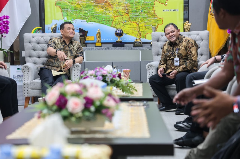 Pemerintah Provinsi Jawa Tengah mendukung rencana pengembangan kawasan Rawa Pening di Kabupaten Semarang sebagai destinasi wisata air unggulan setelah muncul minat investasi dari PT Pandawa Sapto Dewi Pesisir, Kamis (25/6/2026). Pengembangan yang mencakup rumah makan apung, vila, dan wahana air itu akan dilakukan secara bertahap dengan tetap mengutamakan fungsi konservasi serta pengelolaan sumber daya air berkelanjutan.