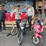 Polres Salatiga memusnahkan 74 knalpot tidak sesuai spesifikasi teknis hasil razia cipta kondisi dan penertiban lalu lintas periode 16–31 Mei 2026 di depan Pendopo Polres Salatiga. Kapolres Salatiga AKBP Ade Papa Rihi menegaskan langkah tersebut dilakukan untuk menjaga ketertiban, mengurangi kebisingan, serta meningkatkan keamanan dan kenyamanan masyarakat di jalan raya.