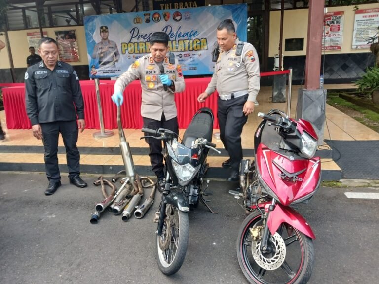 Polres Salatiga memusnahkan 74 knalpot tidak sesuai spesifikasi teknis hasil razia cipta kondisi dan penertiban lalu lintas periode 16–31 Mei 2026 di depan Pendopo Polres Salatiga. Kapolres Salatiga AKBP Ade Papa Rihi menegaskan langkah tersebut dilakukan untuk menjaga ketertiban, mengurangi kebisingan, serta meningkatkan keamanan dan kenyamanan masyarakat di jalan raya.