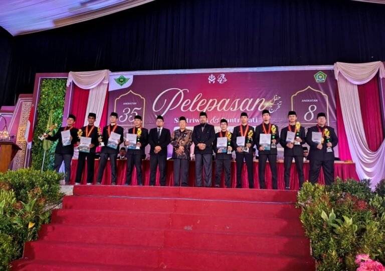 Pesantren Islam Al Irsyad Tengaran, Kabupaten Semarang, melepas 341 lulusan Madrasah Aliyah pada Sabtu (6/6/2026). Mayoritas santri meraih predikat mumtaz dan puluhan di antaranya menuntaskan hafalan 30 juz Al-Qur’an. Dari sekitar 1.600 pendaftar tahun ajaran baru, pesantren hanya menerima sekitar 550 calon santri sebagai upaya menjaga kualitas pendidikan akademik dan keislaman.