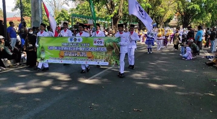 Sebanyak 11.800 peserta dari sekolah, madrasah, pondok pesantren, dan organisasi masyarakat memeriahkan Pawai Taaruf Tahun Baru Islam 1448 Hijriah di Kota Salatiga, Selasa (16/6/2026). Kegiatan yang disambut Wali Kota Salatiga Robby Hernawan ini digelar untuk memperkuat syiar Islam, kebersamaan, dan toleransi melalui pawai dengan beragam atribut, kendaraan hias, serta penampilan seni Islami yang menyedot antusiasme warga.