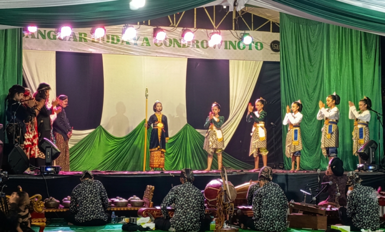 Sanggar Budaya Condrowinoto di Dusun Dampu, Desa Kalongan, Kabupaten Semarang, menggelar pementasan ketoprak bertajuk Sang Kusuma Wilis pada Jumat (26/6/2026) malam sebagai ujian kenaikan tingkat bagi 80 siswa. Pementasan yang mengangkat perjuangan Nyi Ageng Serang ini menjadi media pembelajaran budi pekerti Jawa sekaligus upaya melestarikan budaya dan membentuk karakter generasi muda berlandaskan nilai-nilai Nusantara.