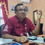 Pemerintah Kabupaten Semarang kembali mempertegas larangan penjualan dan pengadaan seragam oleh satuan pendidikan setelah polemik dugaan pungutan seragam di SMP Negeri 2 Ungaran. Sekda Kabupaten Semarang Valeanto Soekendro, Jumat (26/6/2026), meminta seluruh kepala sekolah mematuhi Pasal 181 PP Nomor 17 Tahun 2010, mengembalikan mekanisme pengadaan kepada komite sekolah bersama wali murid, serta memastikan sekolah tidak melakukan pungutan maupun pengadaan seragam.