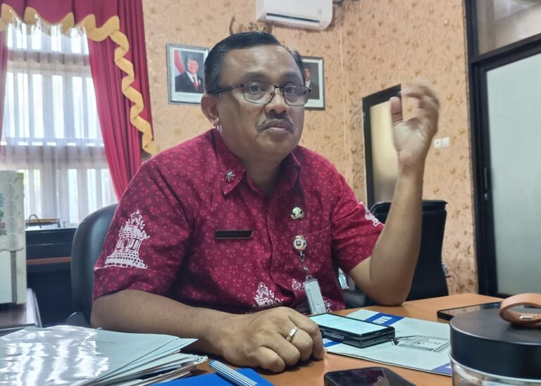 Pemerintah Kabupaten Semarang kembali mempertegas larangan penjualan dan pengadaan seragam oleh satuan pendidikan setelah polemik dugaan pungutan seragam di SMP Negeri 2 Ungaran. Sekda Kabupaten Semarang Valeanto Soekendro, Jumat (26/6/2026), meminta seluruh kepala sekolah mematuhi Pasal 181 PP Nomor 17 Tahun 2010, mengembalikan mekanisme pengadaan kepada komite sekolah bersama wali murid, serta memastikan sekolah tidak melakukan pungutan maupun pengadaan seragam.