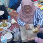 Ratusan warga Dusun Muneng, Kelurahan Sidomulyo, Kecamatan Ungaran Timur, menggelar tradisi kupatan pada Senin (15/6/2026) petang untuk menyambut Tahun Baru Islam atau malam 1 Suro. Tradisi turun-temurun yang diawali doa bersama dan azan ke empat penjuru mata angin itu dilaksanakan sebagai ungkapan syukur, doa keselamatan, serta upaya melestarikan warisan leluhur yang telah berlangsung selama puluhan tahun.